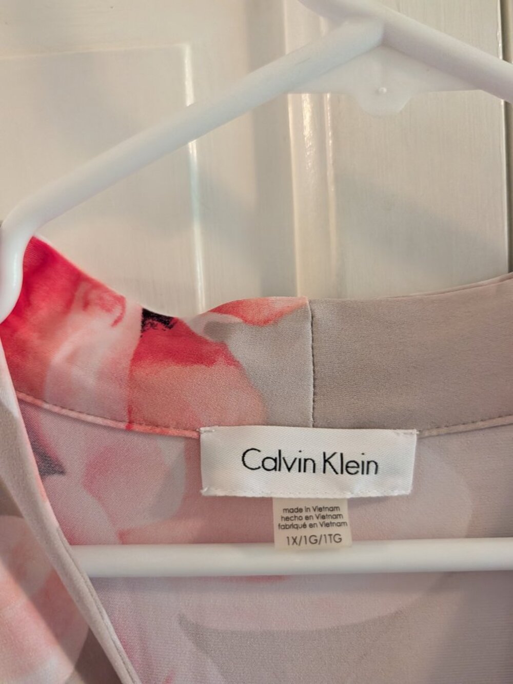 Calvin Klein size 1X beige/tan sleeveless top with pink & coral colored flowers - Picture 3 of 5